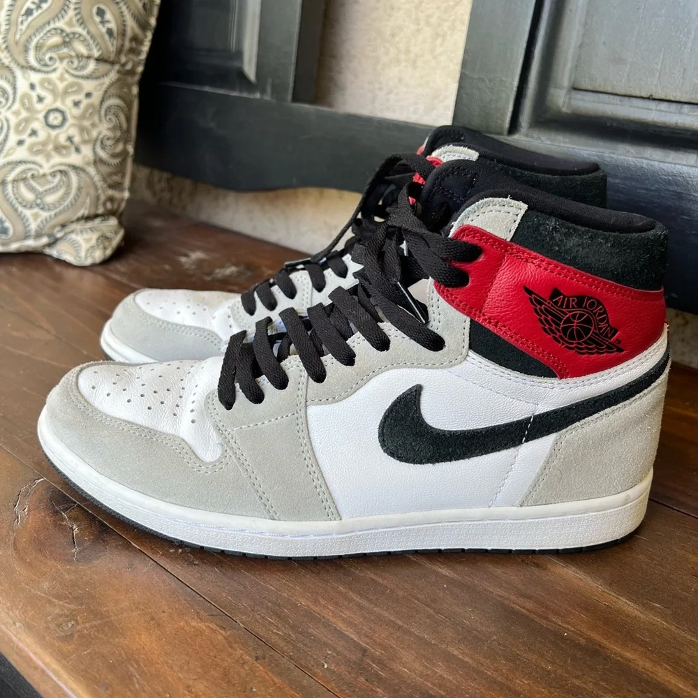 Nike Air Jordan 1 Retro High OG 'Light Smoke Grey’
